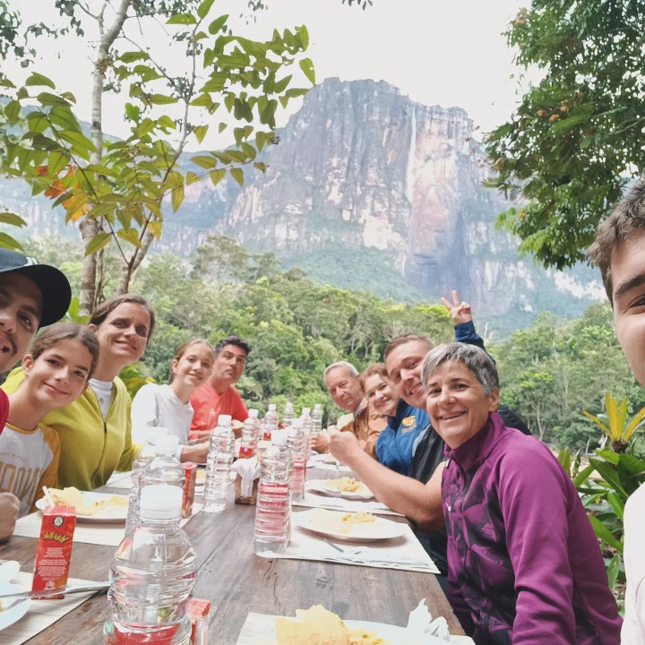 Snídejte se super partou pod nejmocnějším vodopádem na světě